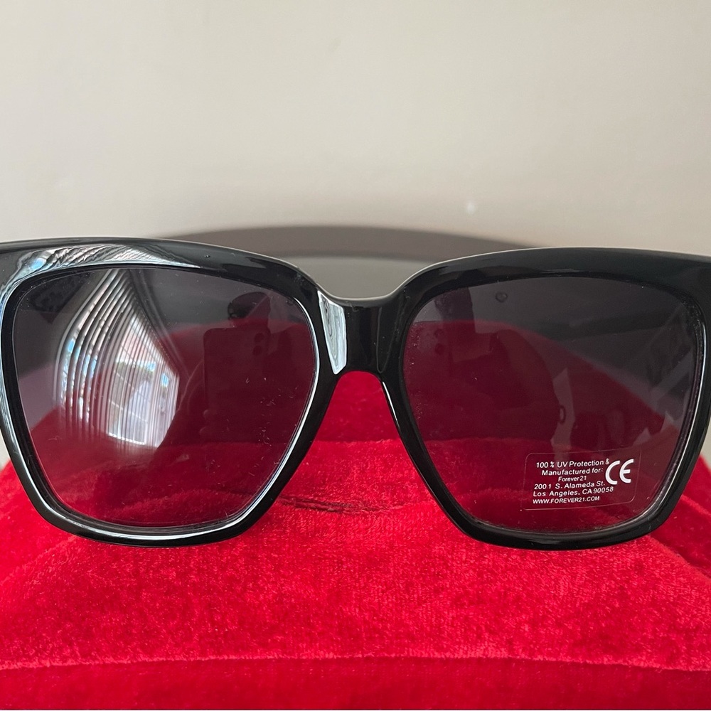 OVERSIZED BLACK FRAME SUNGLASSES